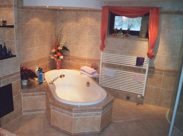 Fertig eingebautes Bad: geflieste Wanne im Raum mit Handtuchheizkörper